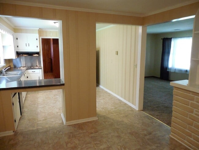 Building Photo - Great 3 Bedroom 2 Bath Home Nice Neighborhood