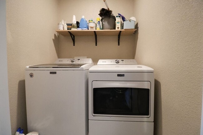 Building Photo - 3 Bedroom, 2.5 Bathroom Townhome. June 2026 Move-In! 2-year lease option!