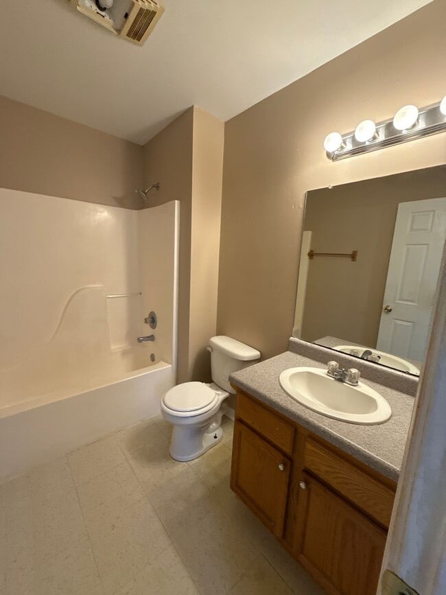 Building Photo - Warm and inviting single-story home, perfect for comfortable living.