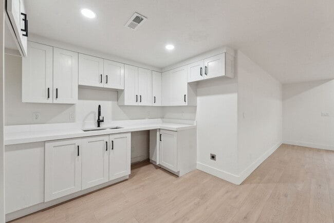 Building Photo - Stunning Single Family Home In Beautiful N...