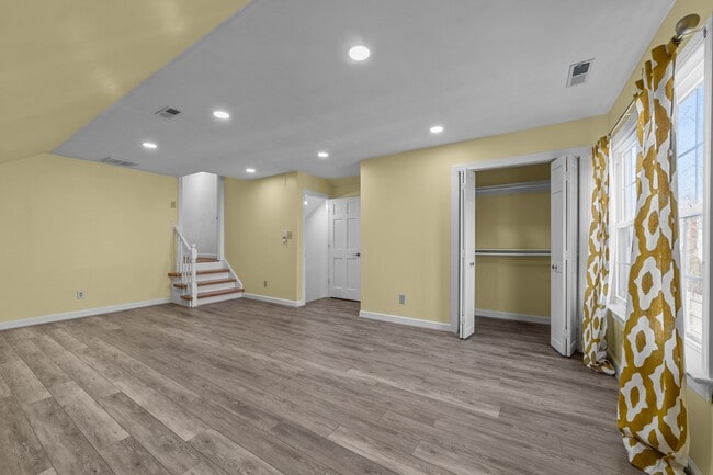 Building Photo - 832 Chalbourne Dr