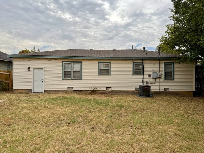 Building Photo - 1218 NW Logan Ave