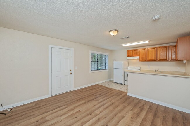 Building Photo - Cozy duplex in the heart of Niceville!