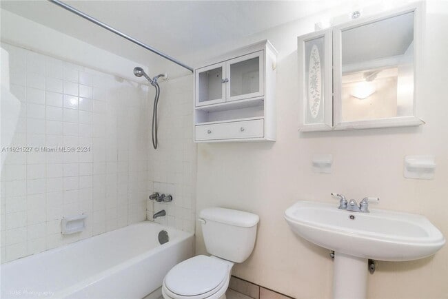 Building Photo - Spacious one bed one bath with pool!