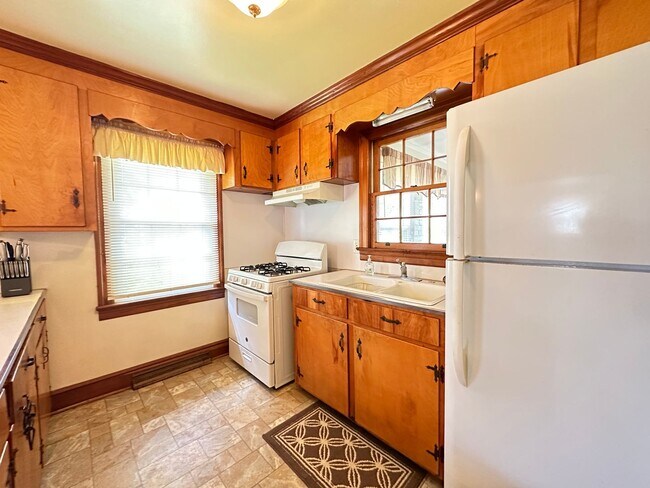 Building Photo - Fully Furnished/Inclusive 2 Bedroom/1 Bathroom Rancher For Rent