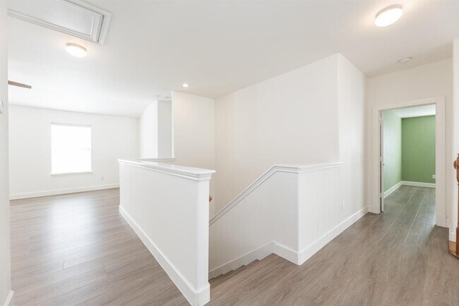 Building Photo - 25951 Ravenside Dr