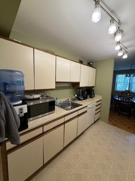 Building Photo - 893 Farmington Ave