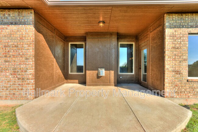 Building Photo - 508 Whispering Oaks Blvd