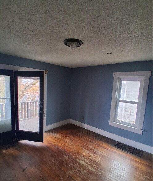 Building Photo - 2057 N Charles St