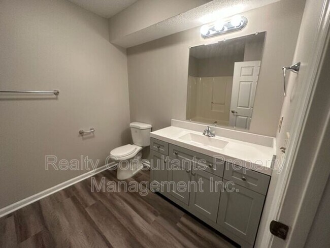 Building Photo - 800 Folly Ct