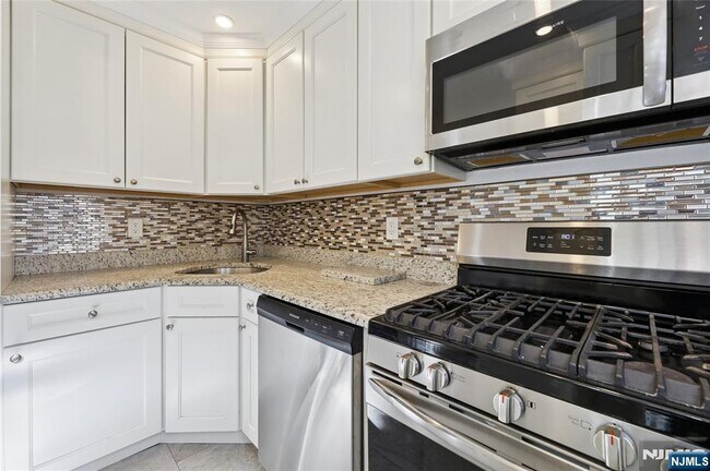 Building Photo - 25- 18 High St