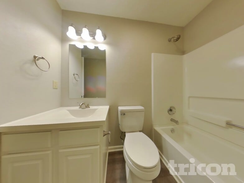 Building Photo - 2322 Edgewater Cir