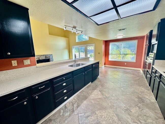 Building Photo - Spacious 4 Bed/2Ba Home in Richmond with Large Backyard!