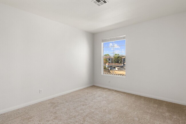 Building Photo - ? Spacious 2 Bedroom / 2 Bath Condo in Sab...