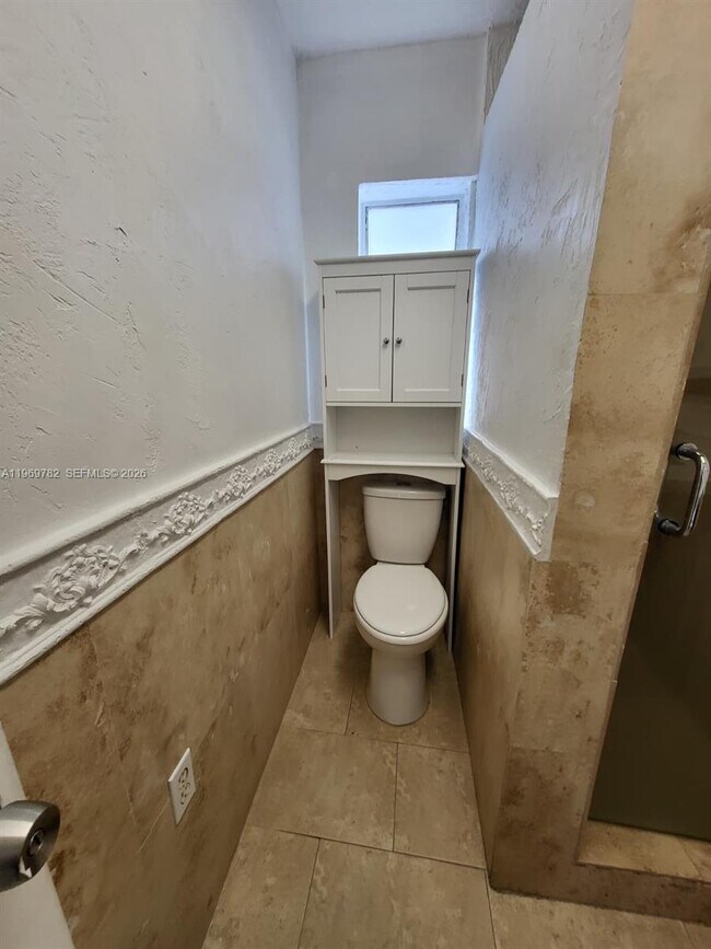 Building Photo - 1998 NE 135th St