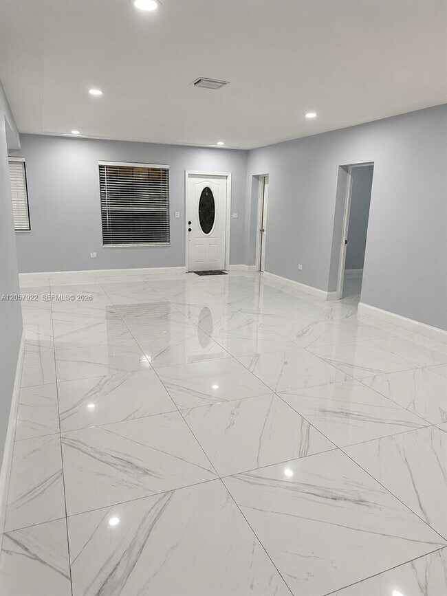 Building Photo - 552 NE 161st St
