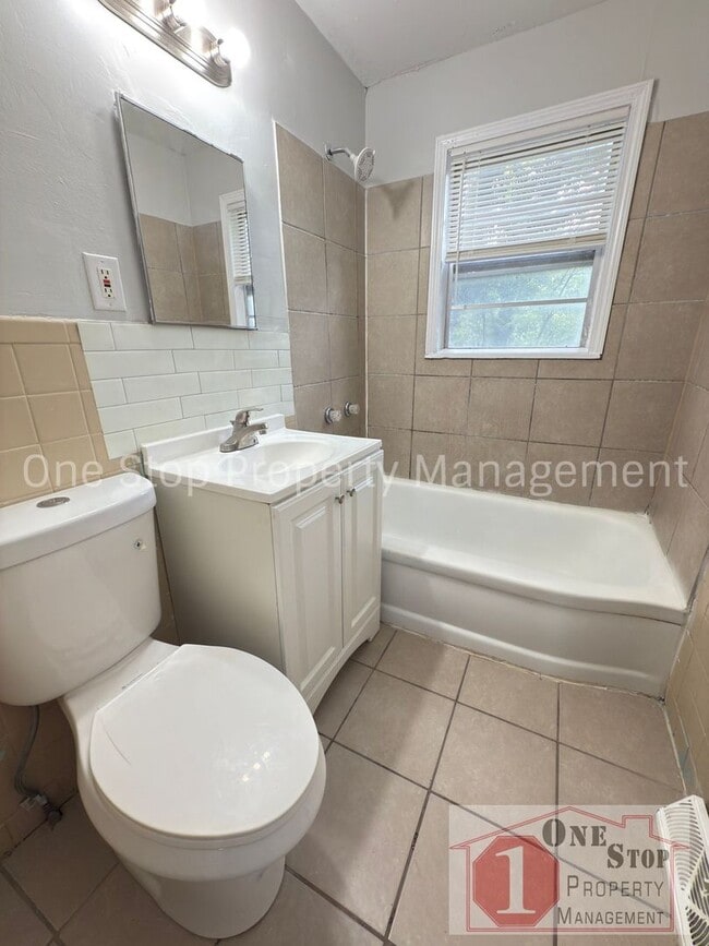 Building Photo - Beautiful 2 Bedroom 1.5 Bathroom in Kansas...