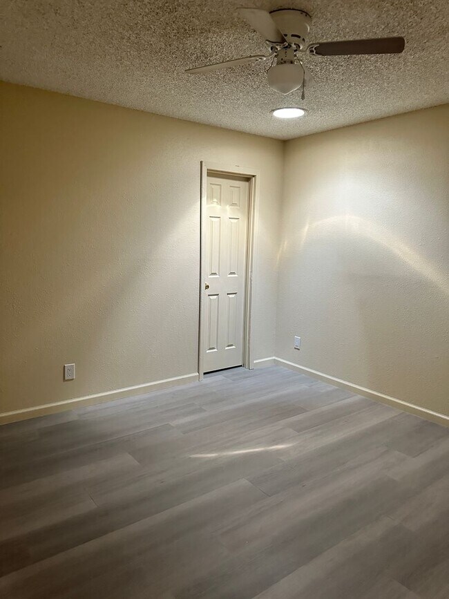Building Photo - 4 bedroom Rental