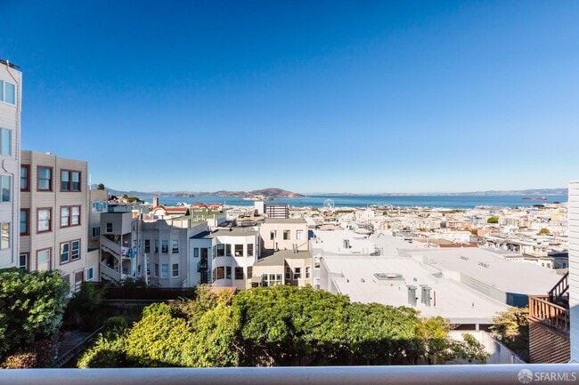 Building Photo - 866 Green St