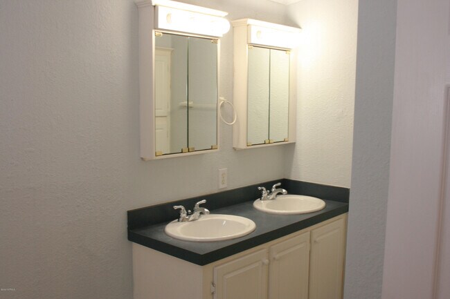 Building Photo - 811 Red Lighthouse Ln