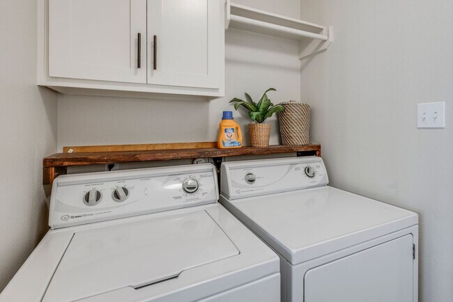 Building Photo - 3230 Creek Side Dr