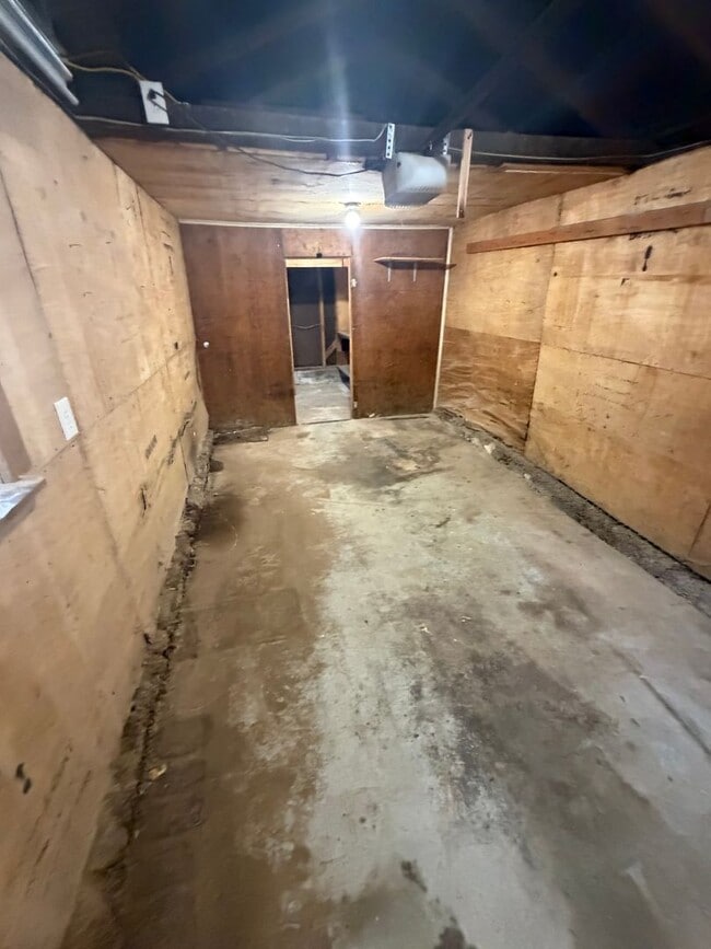 Building Photo - 1807 W Lincoln St