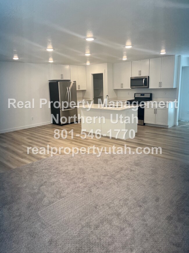 Building Photo - 3084 N 1600 E