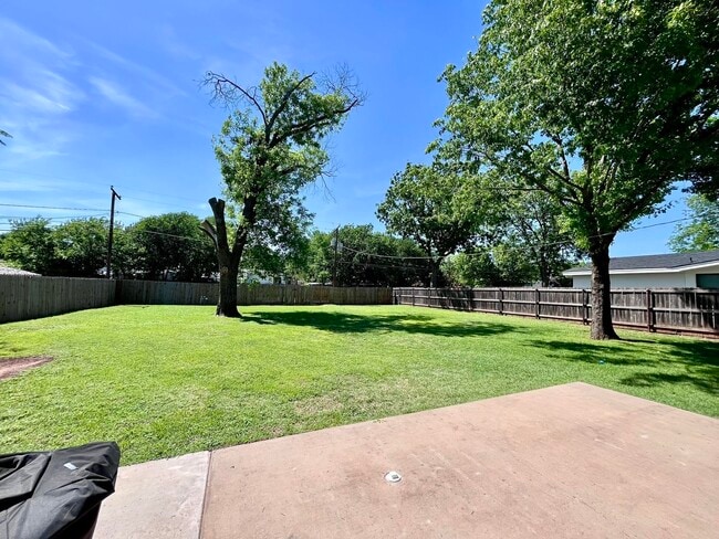 Building Photo - 4722 Florist St