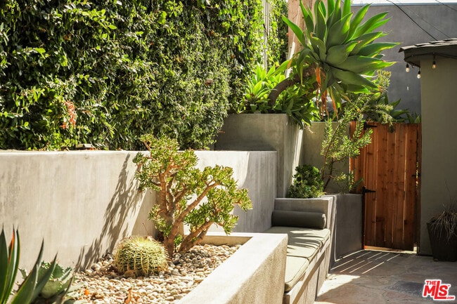 Building Photo - 846 Silver Lake Blvd