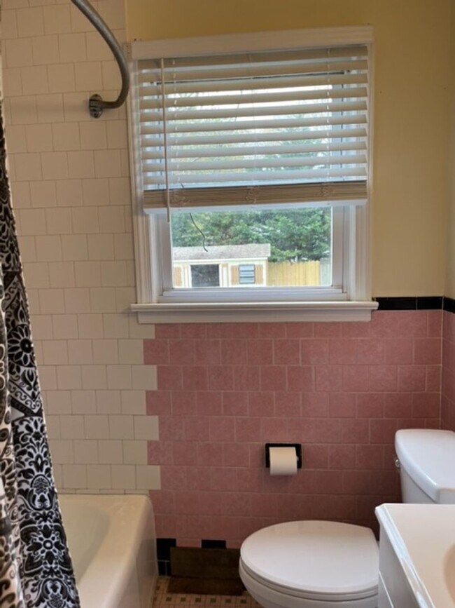 Building Photo - 3 bedroom 2 bath house Rent  -----------Linwood  $2500