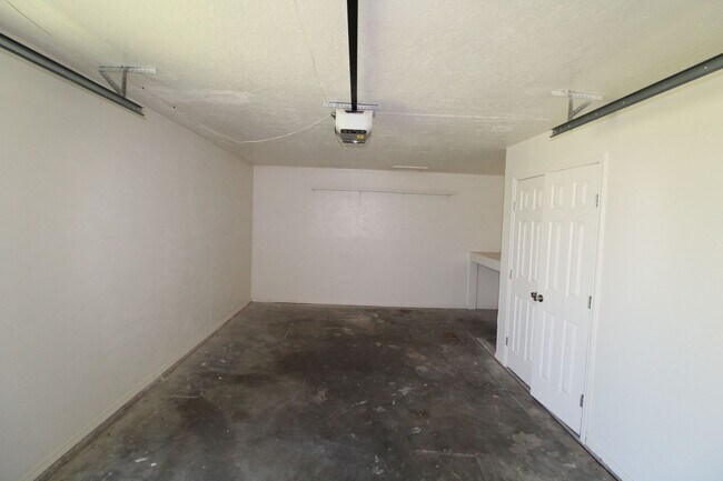 Building Photo - 211-213 Skylark Ct