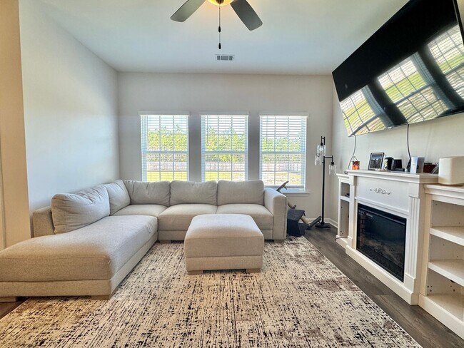 Building Photo - AVAILABLE NOVEMBER [PET FRIENDLY]