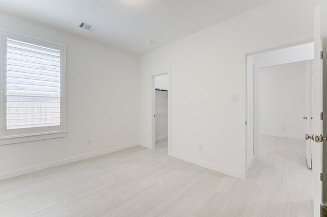 Building Photo - 27015 Lanes Dr