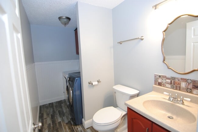 Building Photo - 19 Colonial Dr