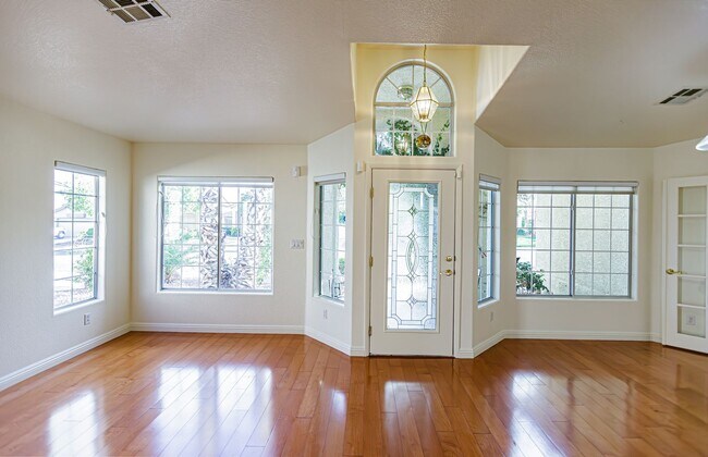 Building Photo - Stunning one-story home