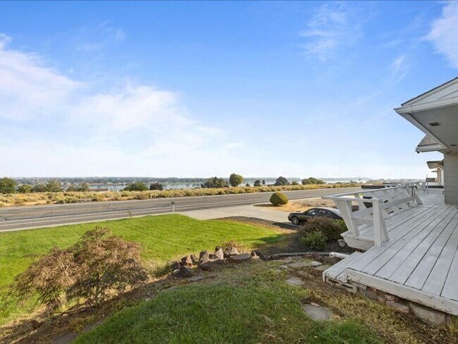 Building Photo - 3603 W Canal Dr