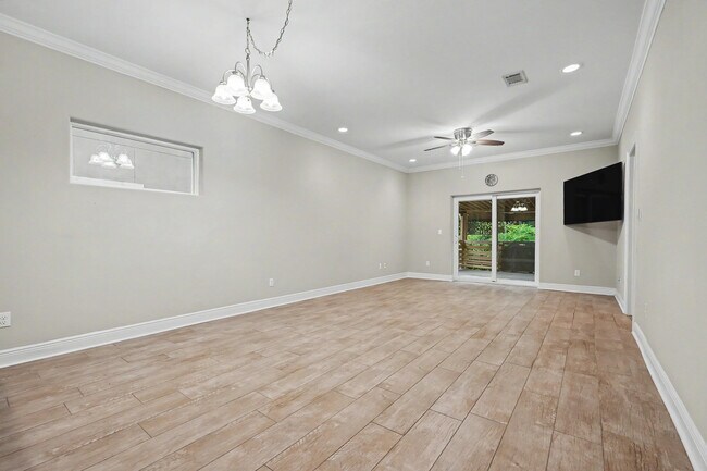 Building Photo - 490 Soundview Ct