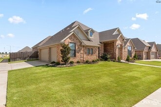 Building Photo - 5682 Blackstone Dr