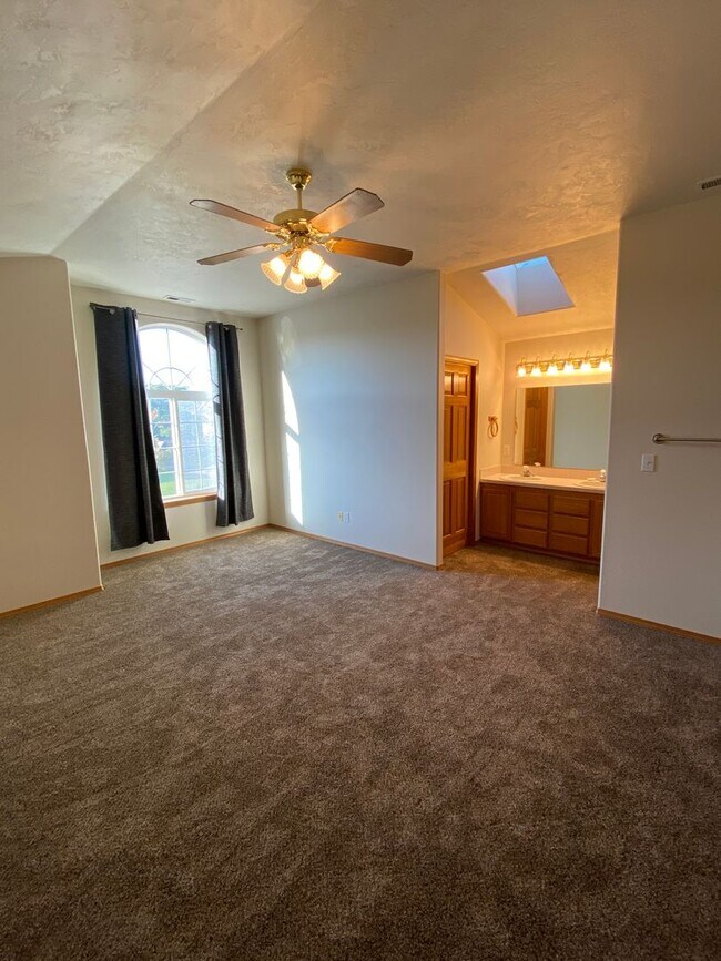 Building Photo - Spacious & Updated 4 Bedroom 2.5 Bath In H...