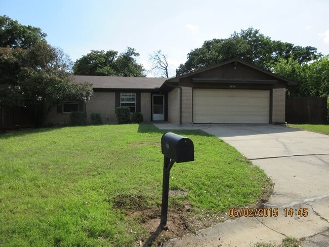 Primary Photo - 1604 White Oak Ct