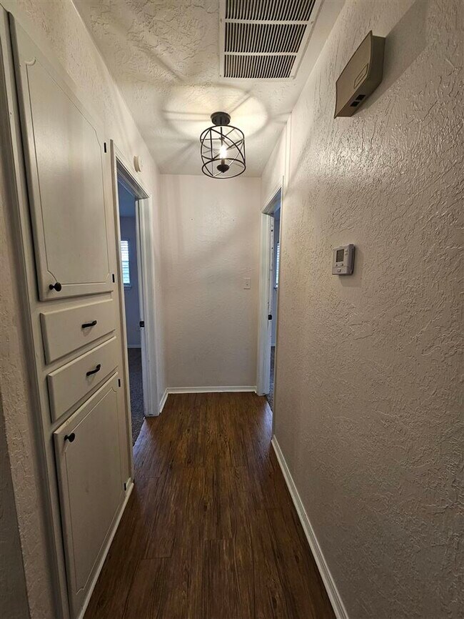 Building Photo - 5418 NW Cottonwood Dr