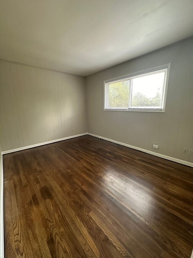 Building Photo - Updated 3 Bedroom 1 Bath Single Family Hom...