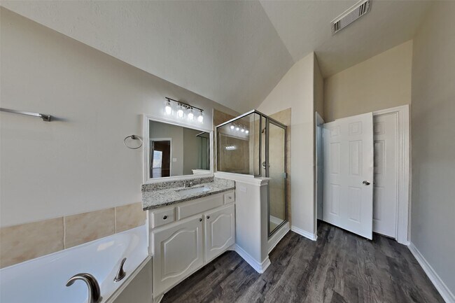 Building Photo - 16642 Greenbriar Point Ln