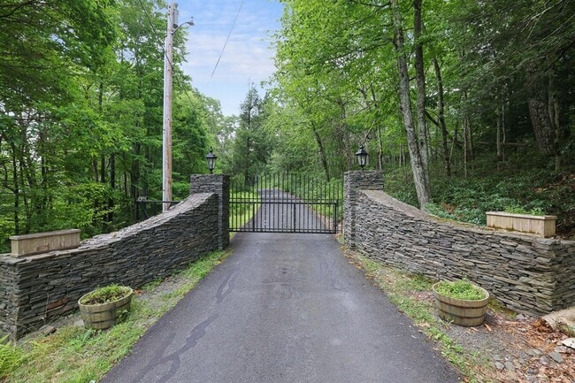 Building Photo - One of a kind Castle on the Hill for Rent! Minimum 1 month lease