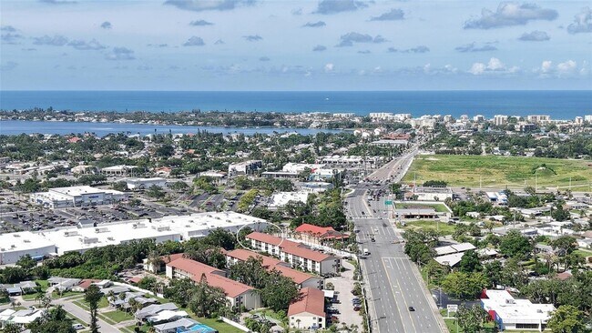 Primary Photo - 2220 Stickney Point Rd