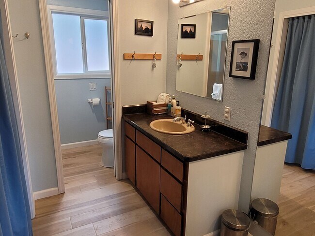 Building Photo - Spacious House, Front & Back Porch! Awbrey Butte Hillside with Mountain Views. Furnished 30-Day Min.