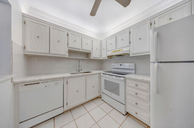 Building Photo - 257 S Cypress Rd