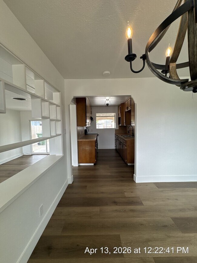 Building Photo - Dinuba Home! Available Now !