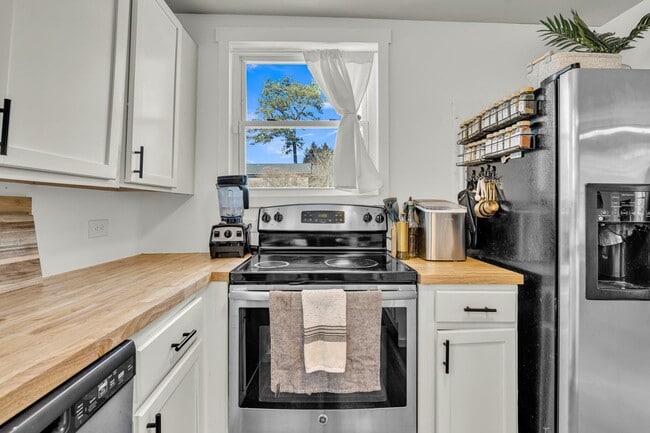 Building Photo - Charming Cottage with Modern Upgrades in Hanahan