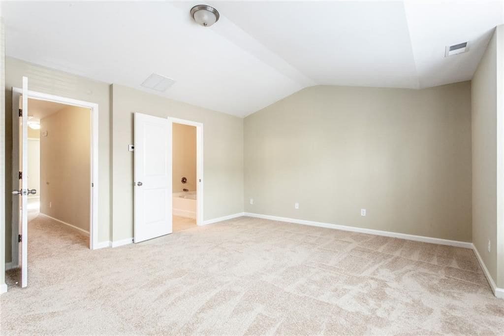Building Photo - 2105 Greencrest Cir